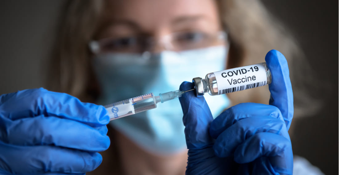 Врач с вакциной от ковид Covid-19: что надо знать