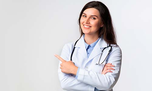 женщина врач в белом халате улыбается
